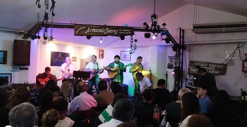 La Amanecida tocando en el salón