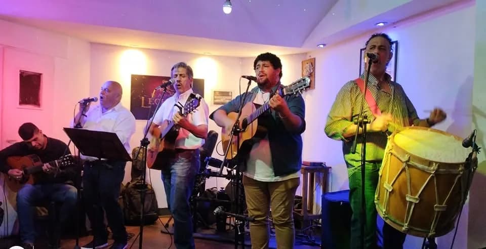 Músicos tocando en el escenario de El Alto de la Lechuza