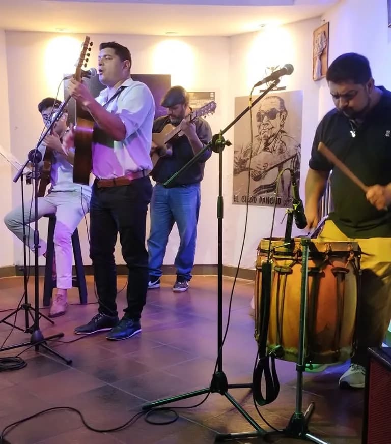 Guitarras, bombo y voces