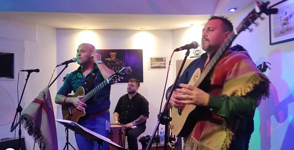 Guitarras y poncho