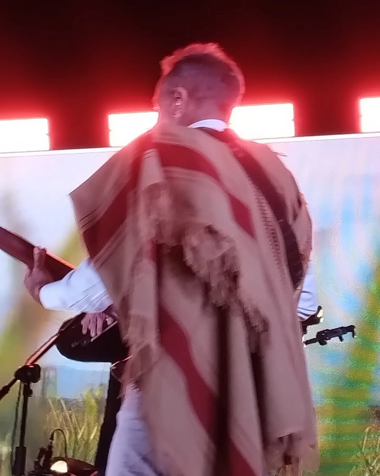 Poncho y guitarra en el festival