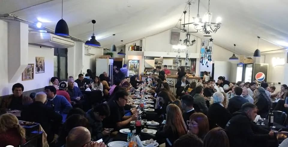 Sábado de peña, salón lleno