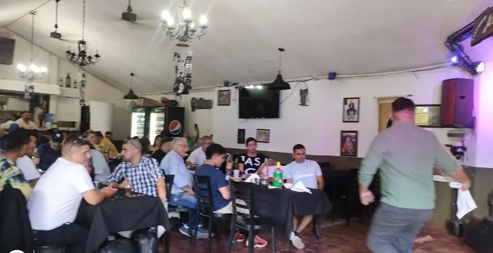 Se baila entre las mesas